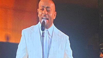 بكاء تامر عاشور في حفله بقصر عابدين بعد تقديمه مجموعة أغاني حزينة