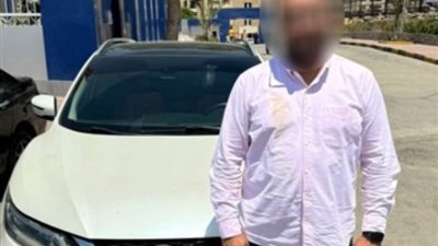 ضبط قائد سيارة وضع ملصقا خادشا للحياء على زجاجها بالقاهرة
