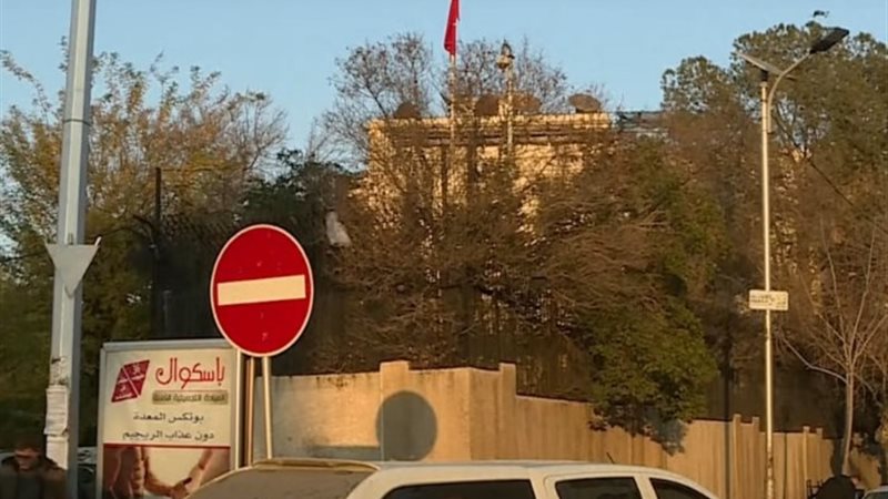 رفع العلم التركي فوق السفارة التركية في دمشق
