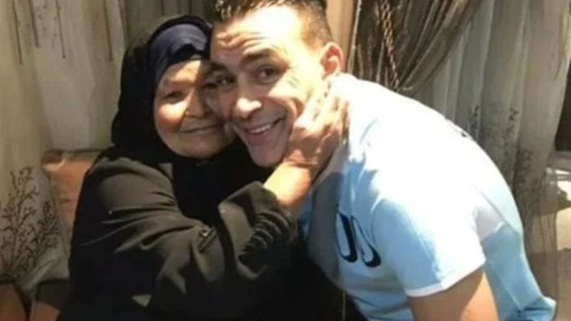 عصام الحضري ووالدته الراحلة