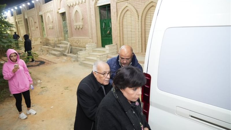 فردوس عبد الحميد ومحمد فاضل في المقابر