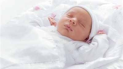 أبرزها ميعاد أول ابتسامة، 5 معلومات لا تعرفها عن الأطفال حديثي الولادة