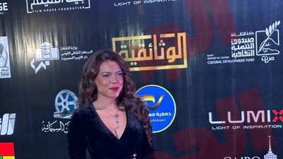 ناهد السباعي تتألق بالأسود في افتتاح مهرجان القاهرة الدولي للفيلم القصير (صور)