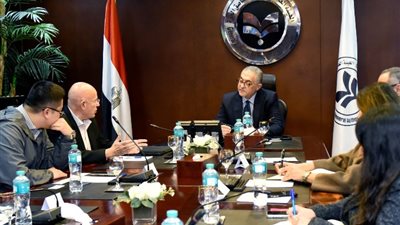 مصر تستقطب استثمارات صينية جديدة بـ 385 مليون دولار بقطاع الأقمشة والملابس