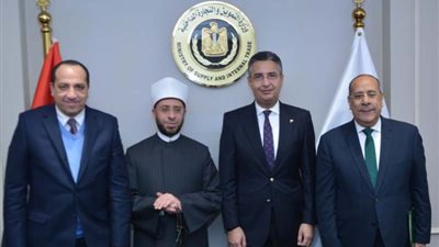 التموين والأوقاف يتفقان على توزيع السلع الأساسية للفئات الفقيرة