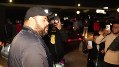 بملامح الحزن، محمد ممدوح يقدم واجب عزاء في الراحل نبيل الحلفاوي (صور)
