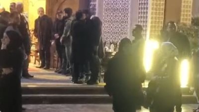 فردوس عبد الحميد تواسي نجلها في عزاء والده الفنان نبيل الحلفاوي