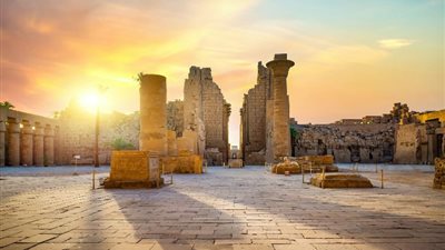أشجار الكريسماس تزين شوارع الأقصر قبل رأس السنة