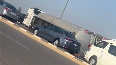 انقلاب سيارة نقل محملة بالوقود في القاهرة