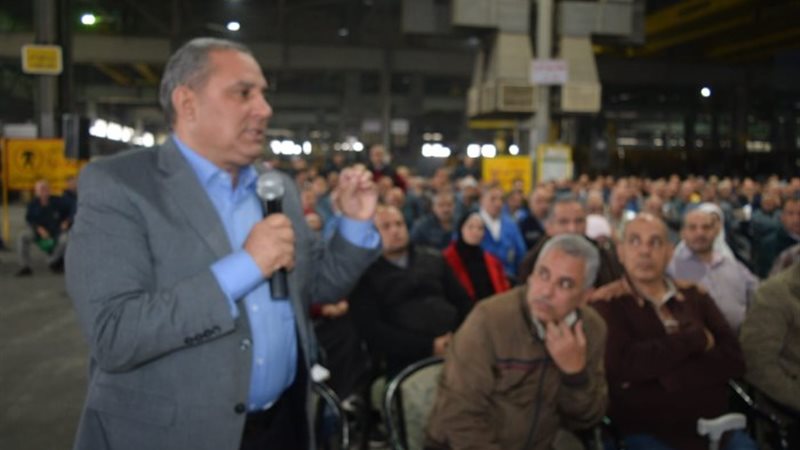 رئيس مجلس إدارة مصنع إنتاج وإصلاح المدرعات يجتمع مع العاملي