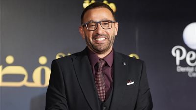 أحمد السقا يهدي والده جائزة النجم الذهبي