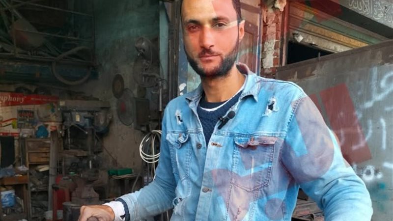محمد أحد العاملين بالزخرفة على الحديد بمحافظة دمياط