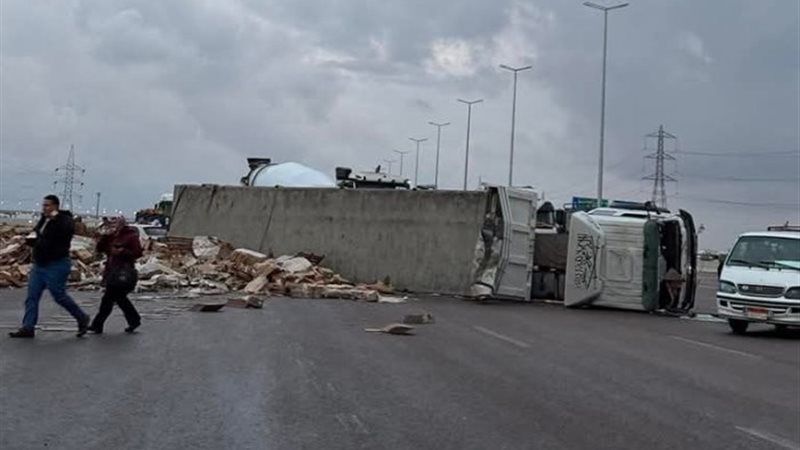 تصادم تريللا مع ثلاث سيارات