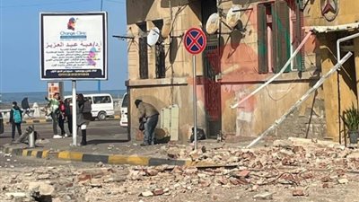 نوة «عيد الميلاد»، تطيح بـ 4 شرفات فى عمارة بالإسكندرية