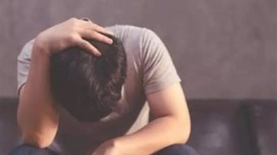 تعرف على مراحل السبعة التي يمر بها الشخص الحزين