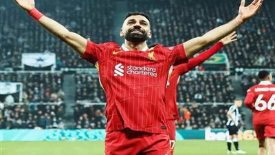 محمد صلاح يقود ليفربول لتحطيم توتنهام بثلاثية في الشوط الأول (فيديو)