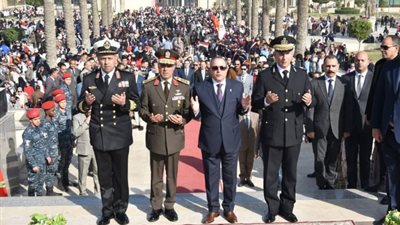 محافظ بورسعيد يضع إكليلا من الزهور على النصب التذكاري بميدان الشهداء