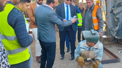وزير العمل: استخراج شهادات مزاولة حرفة مجانا لعمالة غير منتظمة بمشروع المونوريل