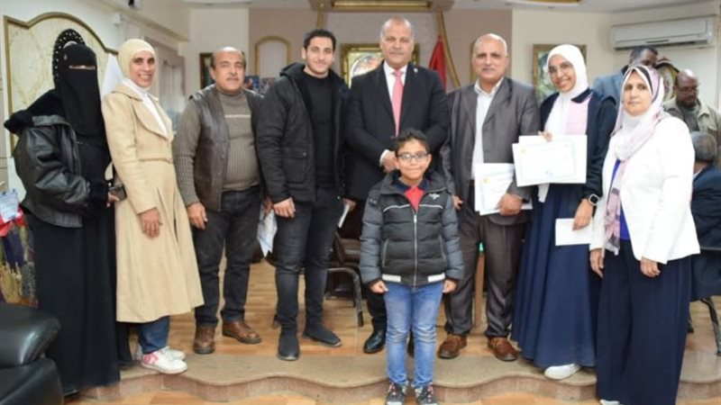 مدير تعليم بورسعيد يكرم الفائزين