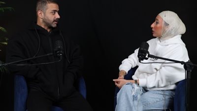 كريم عبد الخالق يكشف لأول مرة عن سر علاقته بـ منى فاروق في «خمسينة شاي»