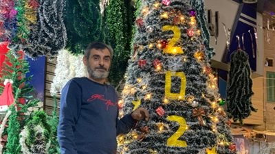 زينة الكريسماس المصرية تنافس المستورد بالمحلة الكبرى (صور)