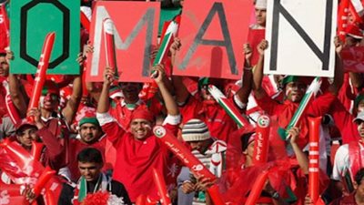 توافد الجماهير العمانية على ستاد جابر قبل مواجهة قطر في خليجي 26 (فيديو)