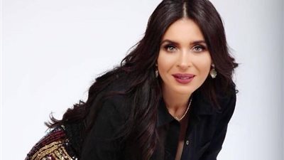 بعد تراجع الطلب عليها في احتفالات رأس السنة، هل تفكر الراقصة دينا في الاعتزال؟