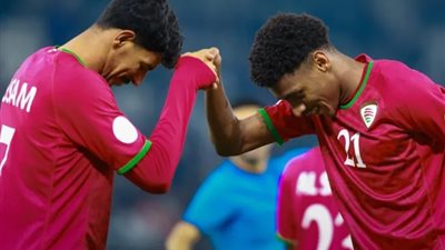 عمان تقلب الطاولة على قطر وتتصدر المجموعة الأولى في «خليجي 26»