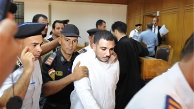 وصول سفاح التجمع إلى المحكمة لحضور جلسة الحسم