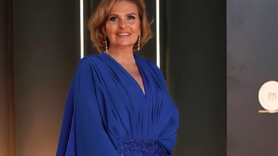 قبل عرضها بساعات، يسرا تُهنئ فريق مسرحية «الباشا»:«هيكسروا الدنيا»