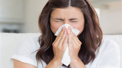 أستاذ طب وقائي يحسم الجدل: يمكن تناول الأسماك والألبان عند الإصابة بالبرد «فيديو»