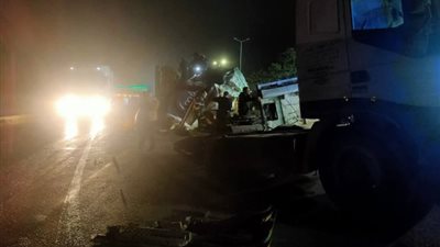 مصرع شخص وإصابة آخر في تصادم مروع بين شاحنتين بطريق مطار برج العرب