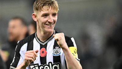 نيوكاسل يدك شباك أستون فيلا بثلاثية في الدوري الإنجليزي