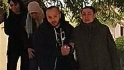 انهيار نشوى مصطفى أثناء جنازة زوجها بمسجد حسن الشربتلي