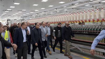 تنفيذًا لتوجيهات الرئيس، رئيس الوزراء يتفقد شركة الغزل والنسيج والمصانع القديمة