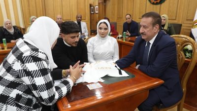 محافظ المنوفية يشهد مراسم عقد قران عروسين من الأيتام
