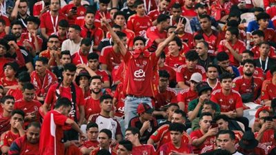 تجاوزت أزمة «كهربا - رمضان» هتافات جمهور الأهلي تشعل أجواء لقاء المصري ( فيديو )