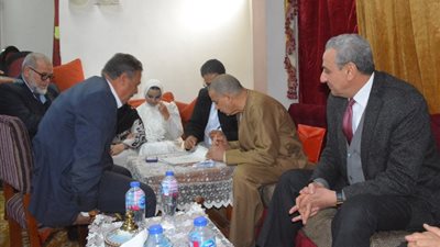 محافظ الغربية يشهد عقد قران عروسين من الأيتام ويهديهما مفروشات الزواج
