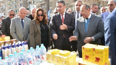 وزيرا التموين والتنمية المحلية ومحافظ القاهرة يفتتحون عدة منافذ خدمية بالقاهرة (تفاصيل)