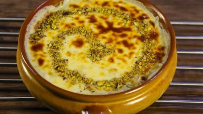 اعملي أحلي طبق أم علي بالكرواسون والمكسرات