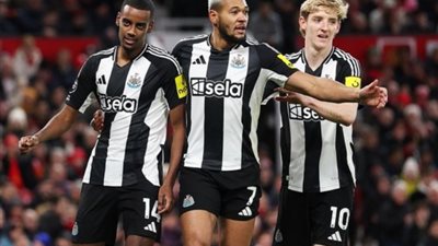 نيوكاسل يعمق جراح مانشستر يونايتد ويفوز بثنائية في قمة أولد ترافورد (فيديو)