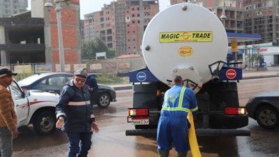 رئيس شركة الصرف الصحي بالإسكندرية يتابع أعمال تصريف الأمطار (صور)
