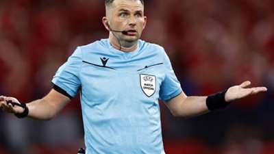 مايكل أوليفر حكم مباراة ليفربول ومانشستر يونايتد في قمة الدوري الإنجليزي