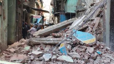 بسبب الأمطار، انهيار جزئي لعقار في حي الجمرك بالإسكندرية