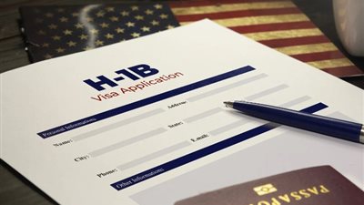 ما هي تأشيرات H-1B لدخول الولايات المتحدة التي أغضبت أنصار ترامب؟