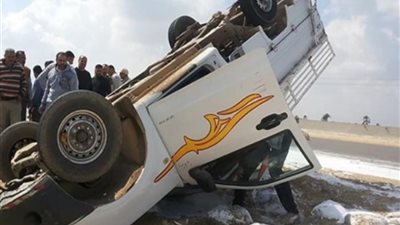 مصرع وإصابة 22 شخصا في انقلاب سيارة نقل عمال بمطروح