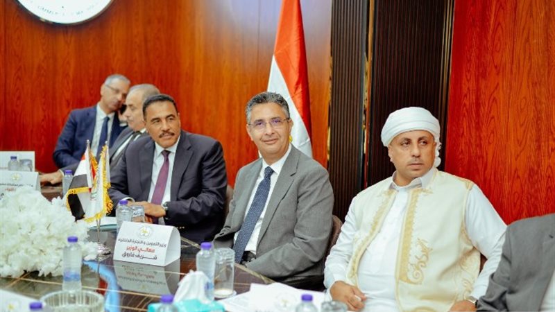 وزير التموين مع أعضاء غرفة مطروح