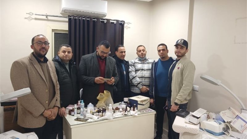 جانب من القبض على الطبيبة المزيفة