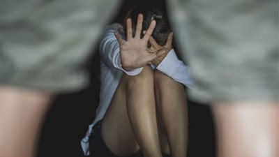 أب يعتدي على ابنته القاصر جنسياً تحت تهديد السلاح