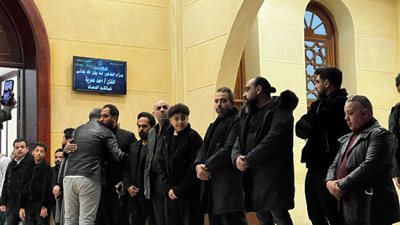 اللحظات الأولى.. محمد عدوية يستقبل عزاء والده بملامح صادمة
